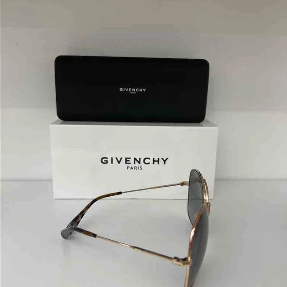Givenchy GV red sunglasses-new in box - Picture 3 of 3